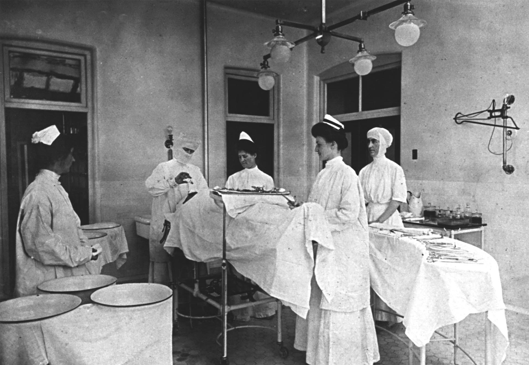 Nurses in surgery circa 1910