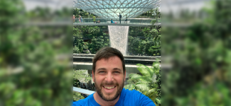 Ash Scott takes selfie at Singapore airport